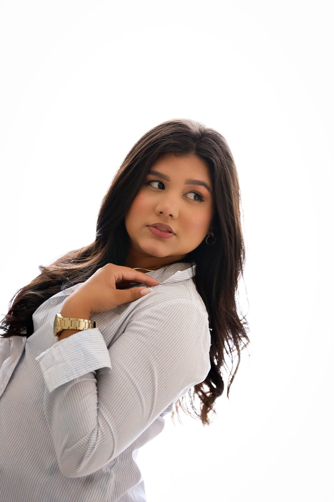 Giovanna olhando para o lado, de camisa listrada